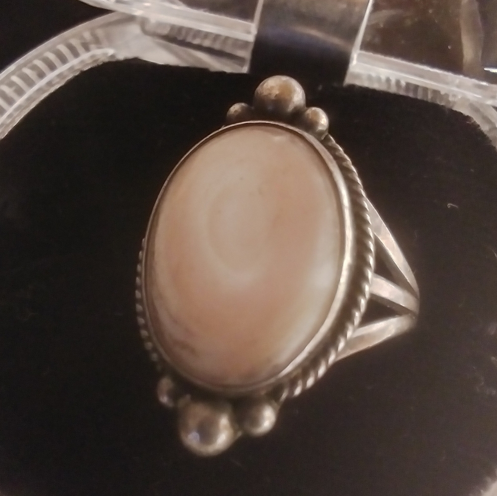 Sterling Silver mother of pearl oval ring - Picture 1 of 2
